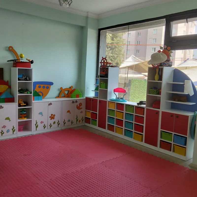 Oyuncak dolapları ve yumuşak zeminli oyun odası